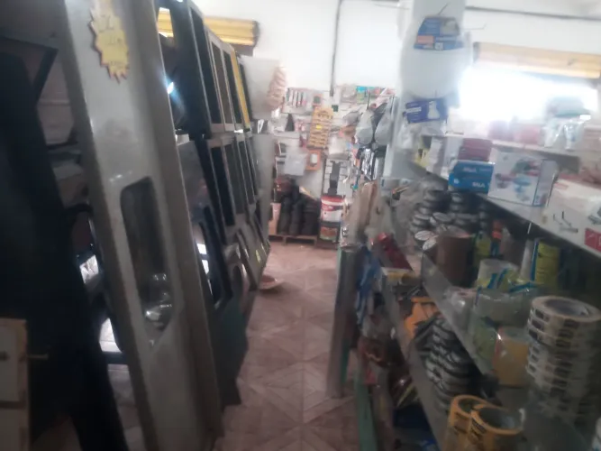 Material de construçao e ferragista. Vendo  estoque, maquinas , prateleiras e expositores 