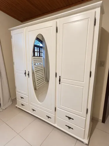 Guarda roupa de madeira maciça