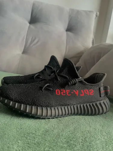 Yeezy 350 v2 bred