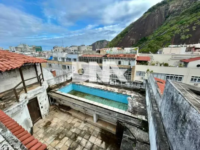 COBERTURA TRIPLEX À VENDA EM COPACABANA