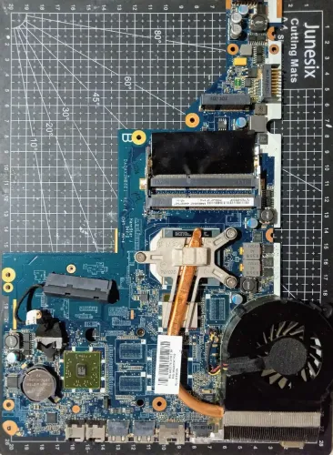 Vende-se uma placa-mãe de notebook modelo HP G42 ) Para deste.