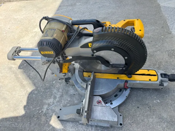 Serra Meia Esquadria 12" Dewalt Modelo DWS780 com Braço Telescópica
