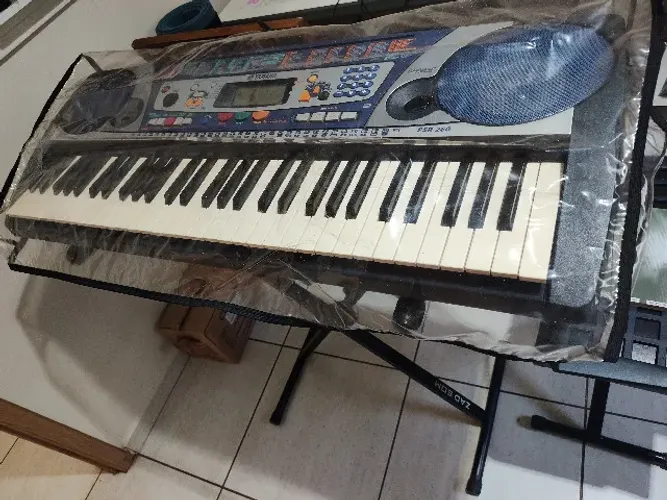 Teclado Yamaha PSR-260 (usado) + Suporte + Capa + Brinde (banqueta)