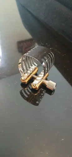 Abraçadeira sax alto