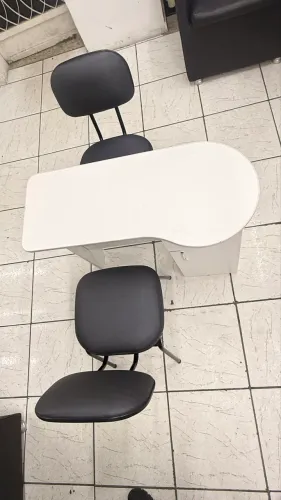 Vendo mesa de manicure com duas cadeiras