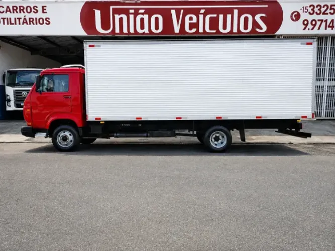 Volkswagen 8-120 2010 + Baú Facchini