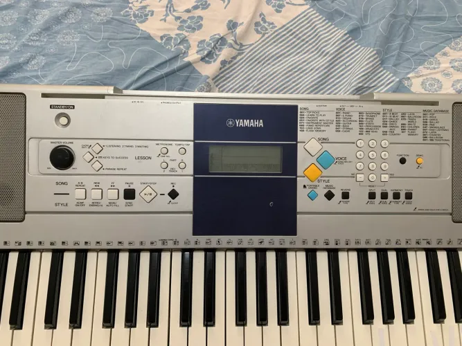 Yamaha PSR-E323