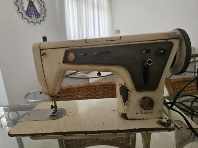 Máquina de Costura Singer 666 Multiponto Antiga com Pedal