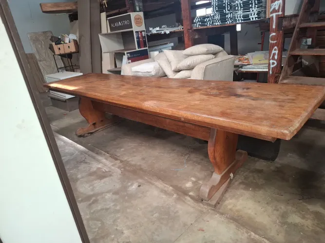 Mesa grande de madeira maciça