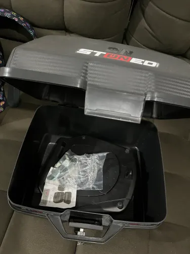 Vendo baú 35 litros novo sem uso / capacete ls2 usado com aparelho de comunicador ?..