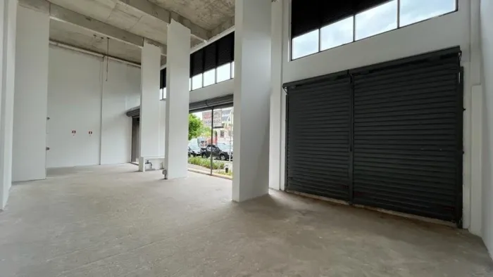 Locação: Ponto Comercial 196m² Jd. Caravelas. Pé-Direito Alto e Possibilidade de vaga com