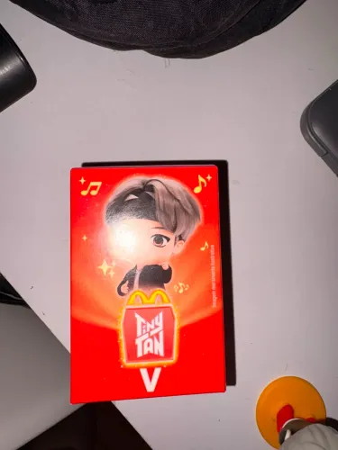Vendo boneco de parceria do McDonald?s com BTS