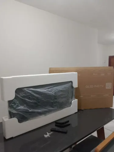 TCL Qled 43, na caixa ainda , tem os pés e controle original