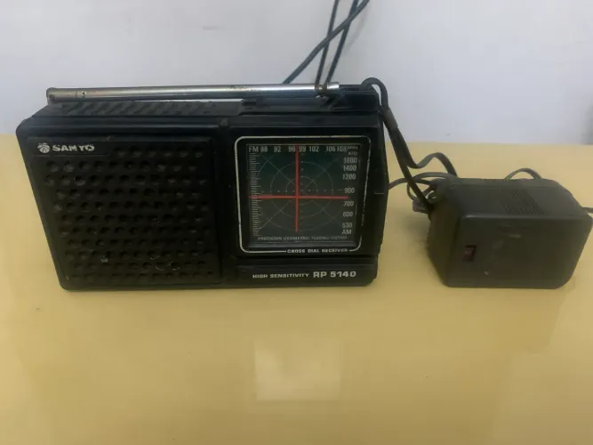 Rádio Antigo Vintage Sanyo RP 5140 AM/FM - Para Restauro ou Coleção
