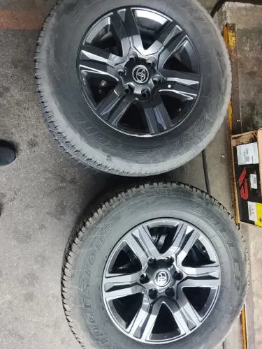 JOGO DE RODAS HILUX ARO 17 COM PNEUS EM BOM ESTADO DE CONSERVAÇÃO