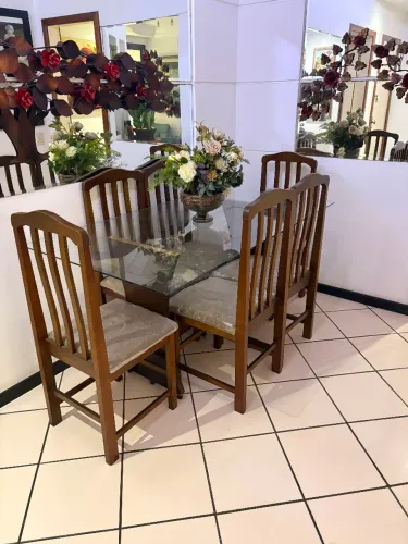 Mesa de Jantar de Madeira com Tampo de Vidro e 6 Cadeiras