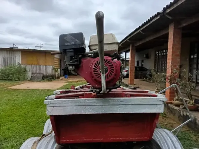 Vendo barco de 5 metros, com motor branco de 15hp, com partida elétrica e carreta reboque 