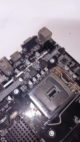 Placa mãe LGA 1155 H61 com RESALVAS !!