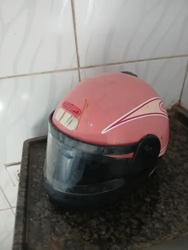 Vendo um capacete feminino número 56 em ótimo estado 40 reais 
