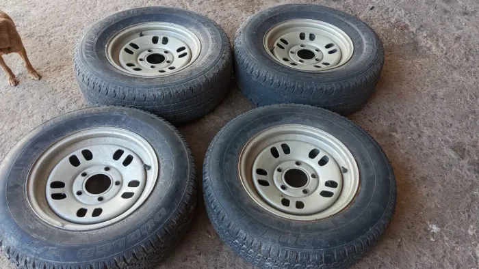 Jogo de rodas com pneus F1000