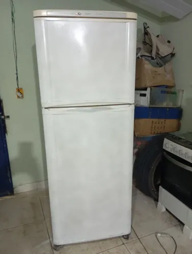 Vendo uma geladeira Bosch funcionando perfeitamente bairro nova Almeida serra *