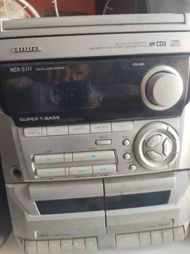 Som micro sistem Aiwa toca rádio CD ? auxiliar