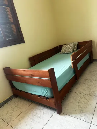 Cama infantil de Madeira com protetor nas laterais e colchão novo