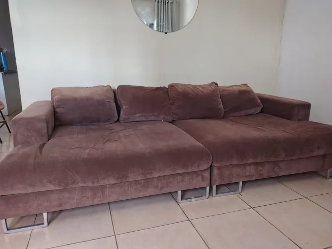 Sofá para sala de tv, tecido veludo e bem conservado e muito confortável