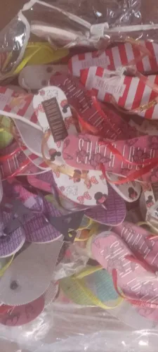 Temos chinelos feminos por apenas 18 cada acima de 5 pares sai a 15 reais não entregamos 