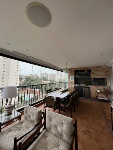 Apartamento com ótima planta, andar alto e vista livre, com uma grande varanda gourmet.
