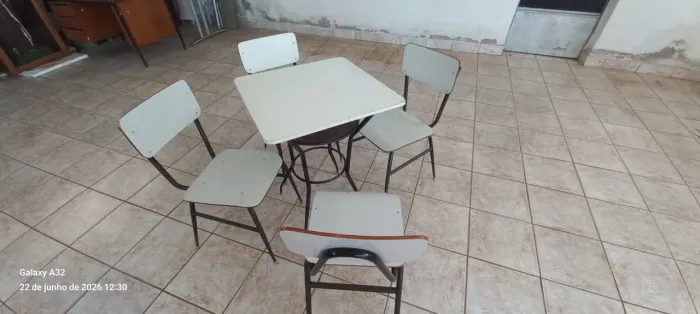 Jogo de Mesa com 4 Cadeiras de Ferro e Fórmica (15 jogos disponíveis)