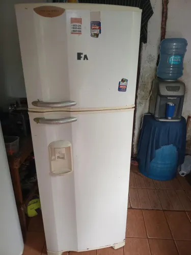 Vende-se geladeira
