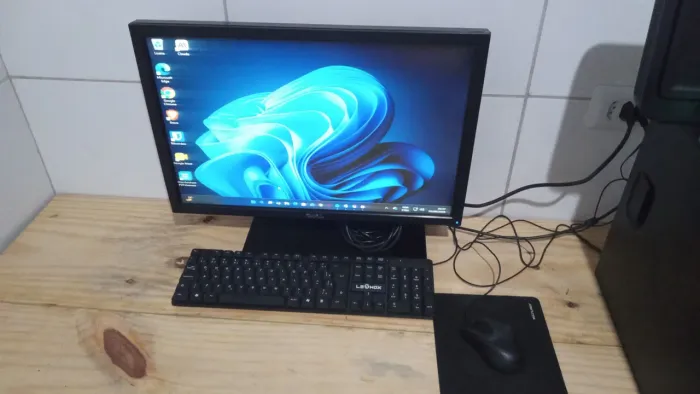 PC COMPLETO HP COMPAC + MONITOR DELL + MESA 120CM