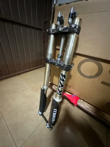 Suspensão kyb 48mm câmera dupla 