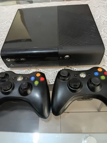 Xbox 360 com 2 controles + 10 jogos originais + fonte original + estabilizador
