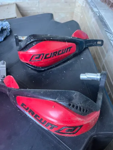 Protetor de punho para moto de trilha  250,00 .  ..preço negociável.