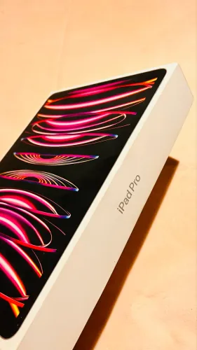 Apple iPad Pro 12,9 polegadas (6° Geração) Wi-Fi + caneta + película + capa