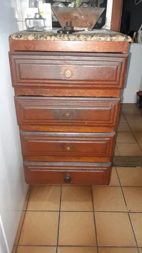 Gaveteiro de madeira maciça e tampa de mármore
