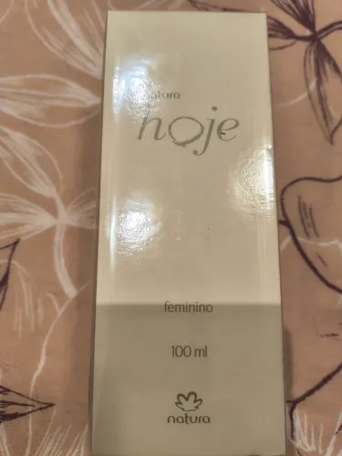 Perfume hoje femino natura, lacrado e original.
