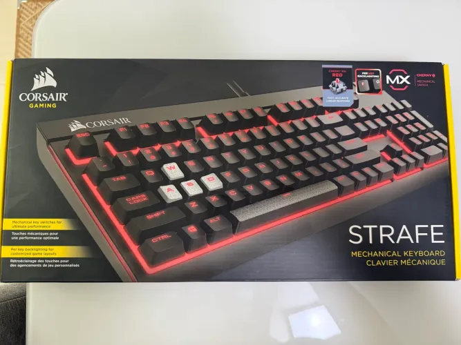 Teclado mecânico Corsair Strafe Cherry MX Red