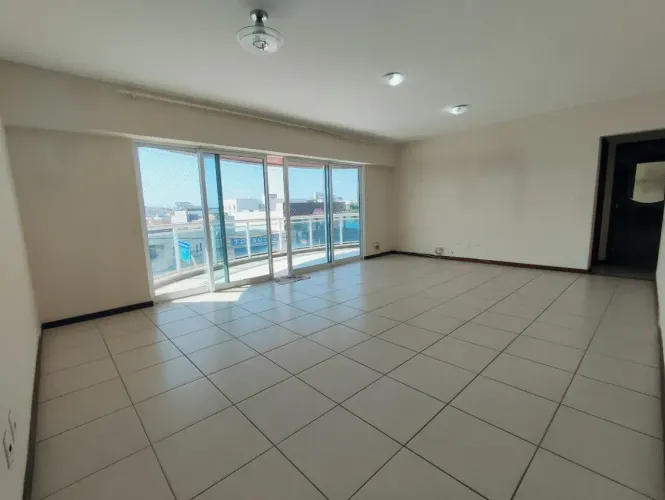Apto na ORLA, com 2 quartos sendo 1 suíte, 1 vaga - Praia Campista - Macaé - RJ- Macaé -