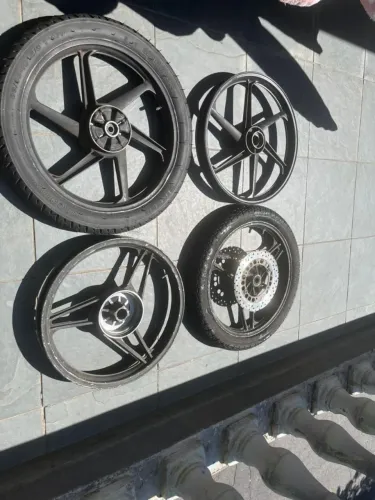 Vendo dois jogos de rodas factor 125 2009 com pneus 