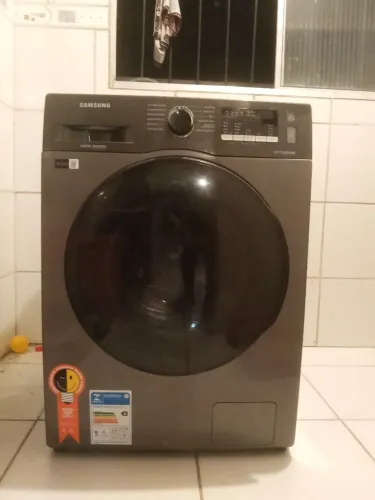 máquina de lavar e secar Samsung da linha EcoBubble com tecnologia Digital Inverter.