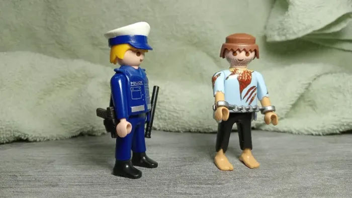 PLAYMOBIL POLICIAL COM O SUSPEITO PRESO - COLECIONE.