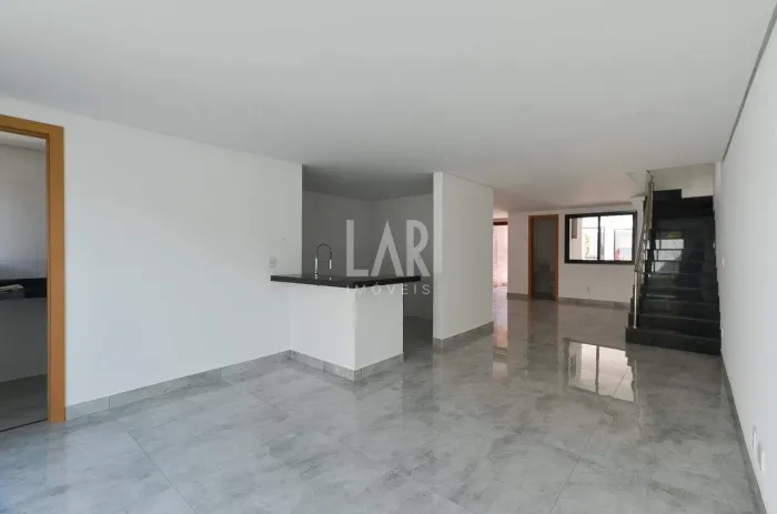 Casa com 3 Quartos e 3 banheiros à Venda, 179 m² por R$ 1.790.000