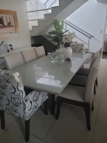 Mesa de jantar com 8 cadeiras