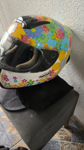 Capacete nasa 56 feminino mais capa de chuva