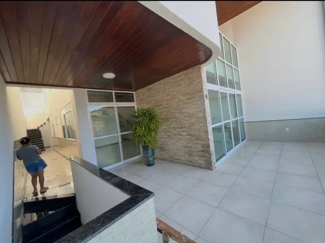 Aluga-se uma excelente casa em no condomínio fechado. 
