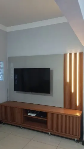 Instalador de TV SMART em painéis,estantes homes 