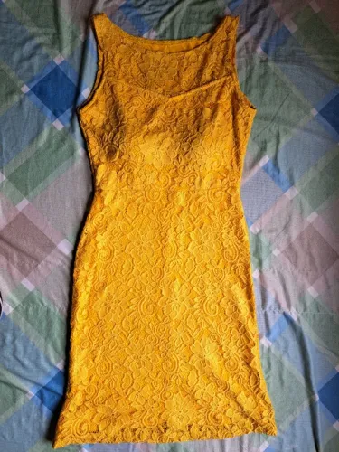 Vestido amarelo bordado tubinho curto